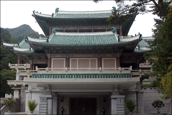 묘향산 입구에 위치한 국제친선전람관. 이곳은 사망한 김일성 주석에게 보내진 선물을 전시한 곳이고 인근 아래쪽에는 김정일 위원장 전시관이 별도로 있다. 